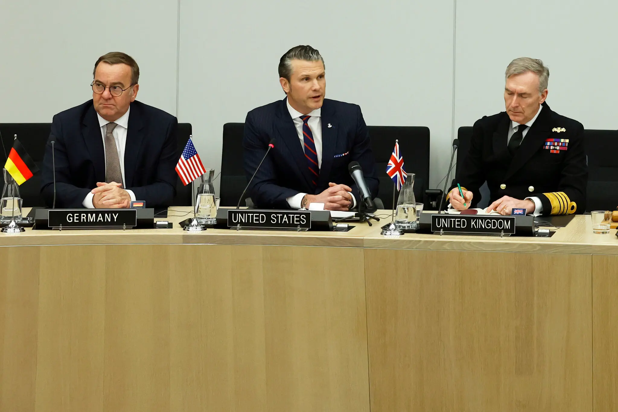 Міністр оборони США Піт Хегсет з начальником Генштабу Великобританії адміралом сером Тоні Радакіним (праворуч) і міністром оборони Німеччини Борисом Пісторіусом під час зустрічі Контактної групи з питань оборони України в Брюсселі в середу